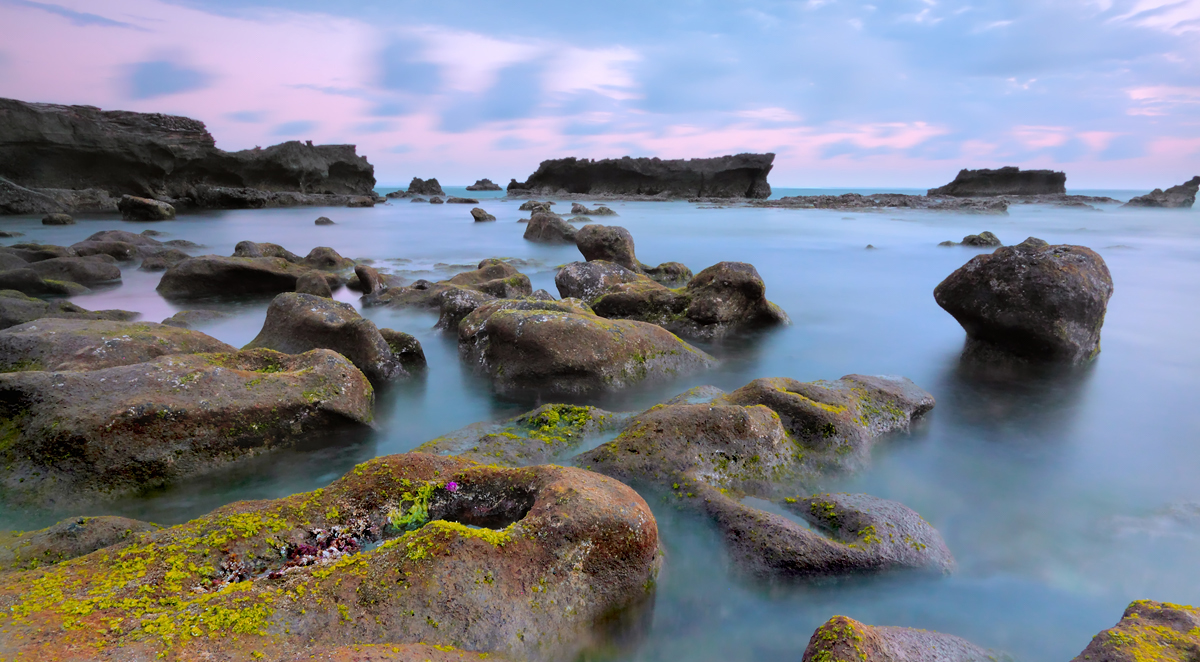 bebatuan-di-pantai-mengening-cemagi